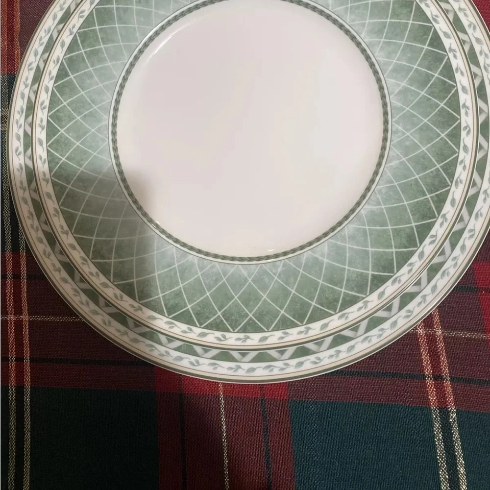 Fitz & Floyd GARDEN GREENS‎ 4 Piece place setting Criss Cross Pattern